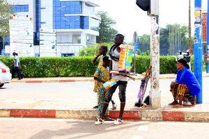 Période de vacances : Les écolières entre repos et travaux domestiques